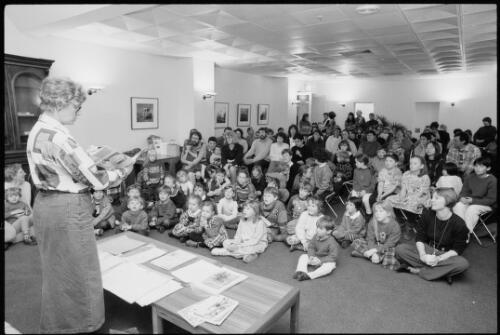 Lynley Dodd presenting on making a picture book, National Library of Australia, Canberra, 22 October 1995 [picture] / Loui Seselja