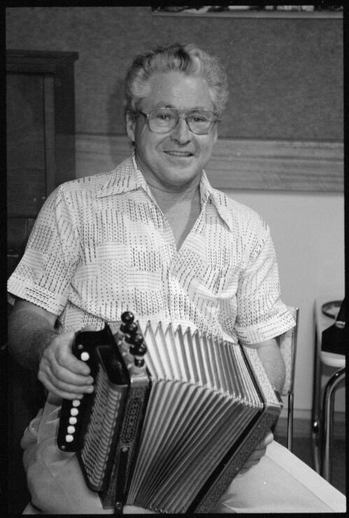 Portrait of Leo Donohue, folk musician, Oral History section, National Library of Australia, Canberra, 31 January 1996 [picture] / Andrew S. Long