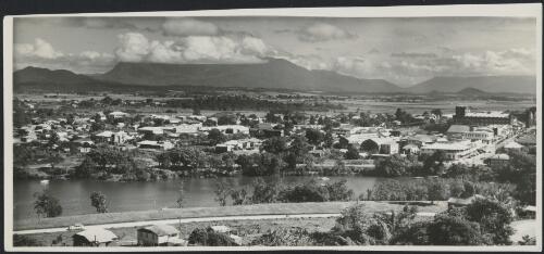 Panorama of Rockhampton [?] with mountains in the background, Queensland, ca. 1950s [picture] / Frank Hurley