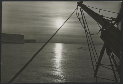 Icebergs viewed from the Aurora [?], with the bowsprit to the right, Antarctica [?], ca. 1912 [picture] / Frank Hurley