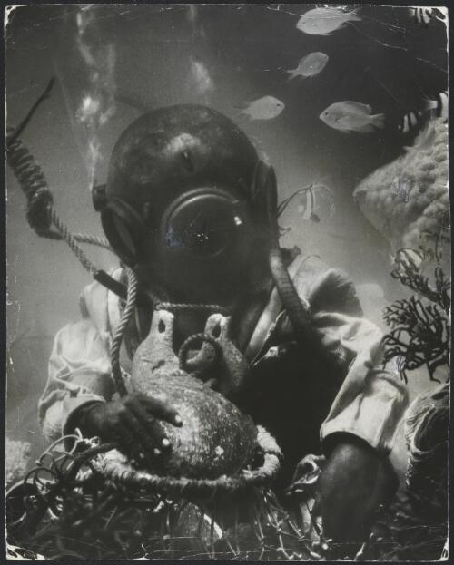 Pearl diver collecting shells from the beds of Torres Strait, Queensland [picture] / Frank Hurley