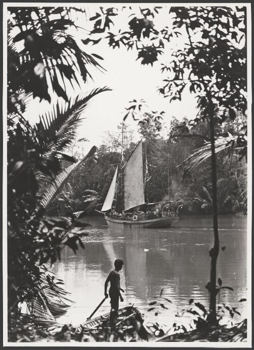 Sailing up the Fly River, Papua New Guinea, 1921? [picture] / Frank Hurley
