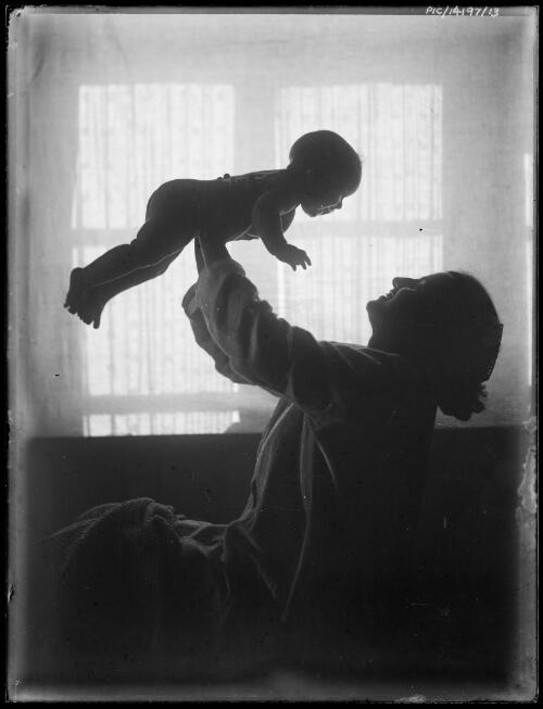 Portrait of Antoinette Hurley holding her daughter Yvonne in the air, 1921? [picture] / Frank Hurley