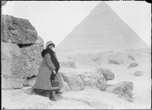 Portrait of Antoinette Hurley [?] in front of the pyramids, Egypt, 1918? [picture] / Frank Hurley