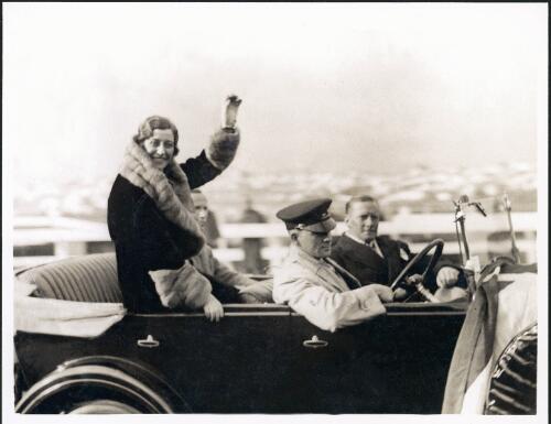 Amy Johnson waving to crowds from vehicle, Melbourne, 1930 [picture] / Cliff Postle