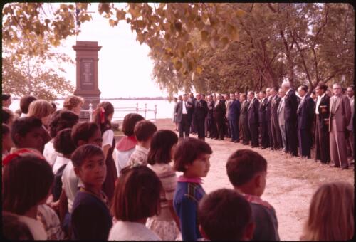 Students from Murrin Bridge Aboriginal School at the Lake Cargelligo cenotaph for ANZAC Day, New South Wales, 25 April 1960 [transparency] / Phil Wilding