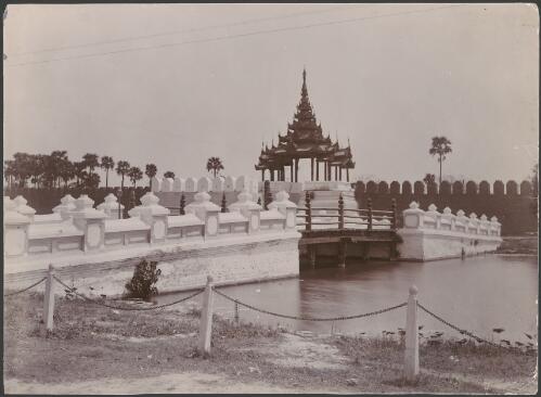 South-West gate, bridge & moat, Fort Dufferin, Mandalay [picture]/ A.R. Whyte