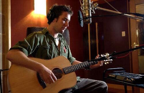 Stuart MacLeod of Eskimo Joe at Sing Sing Studio, Melbourne, 15 December 2003 [picture] / Martin Philbey