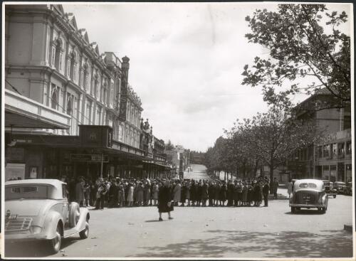 Exterior view of crowds queuing for a Gladys Moncrieff performance at His Majesty's Theatre, Exhibition Street, Melbourne, ca. 1945 [picture] / Department of Information