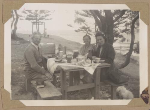 A picnic with the Summers at Caloundra, Queensland, 1945 [picture] / Alfred Amos