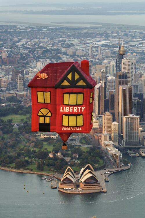 Liberty Financial balloon flying over Sydney Harbour, 2003 [picture] / Andrew Lachlan