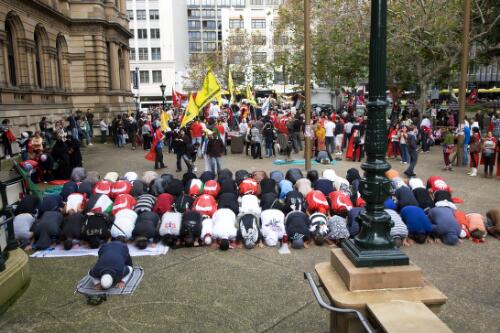 Muslims praying whilst at the rally condemning the Israeli raid on aid ships bound for Gaza, Sydney, 5 June 2010 [picture] / Karl Sharp