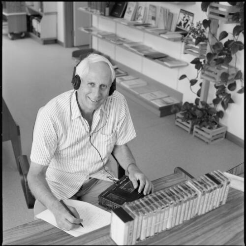 Portrait of Geoffrey Dutton seated in the Oral History collection at the National Library of Australia, 1992, 1 [picture] / Loui Seselja