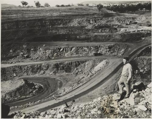 Les Thiess surveys Muswellbrook open cut mine, coal loading in progress in background, 1944 [picture] / Thiess Bros. Pty Ltd