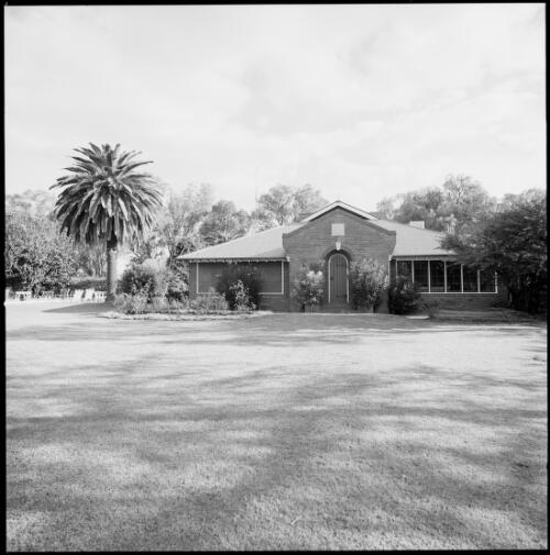 Entrance to Haddon Rig Homestead, New South Wales, ca. 1970 [picture] / Wes Stacey