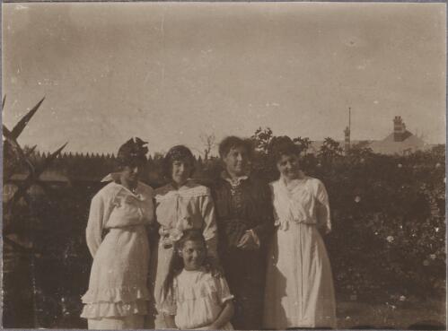 Mrs Ratazzi and daughters with an acquaintance, Fremantle, Western Australia, 1914 [picture] / Karl Lehmann