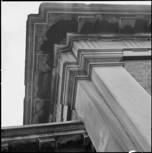 Cornice of Supreme Court House building, Sydney, New South Wales, ca. 1970 [picture] / Wes Stacey