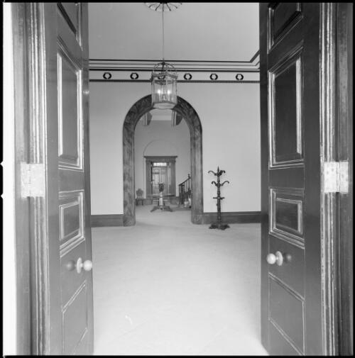 Entrance doors of Elizabeth Bay House, Sydney, New South Wales, ca. 1970 [picture] / Wes Stacey