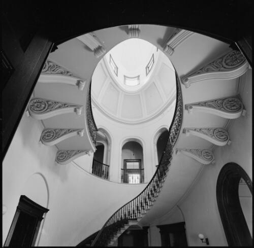 Elliptical staircase of Elizabeth Bay House, Sydney, New South Wales, ca. 1970 [picture] / Wes Stacey