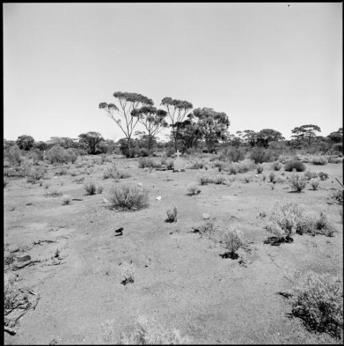 Gravestones on the plains near Coolgardie, Western Australia, ca. 1970 [picture] / Wes Stacey