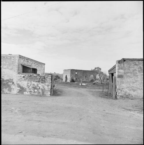 Entrance from highway to stone house ruins, Mintaro, South Australia, ca. 1970 [picture] / Wes Stacey