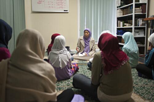 Sister Indri Nathania instructing a class of female students in the study of the Koran, Westall Mosque, Westall, Victoria, 13 February 2011. [picture] / Dave Tacon