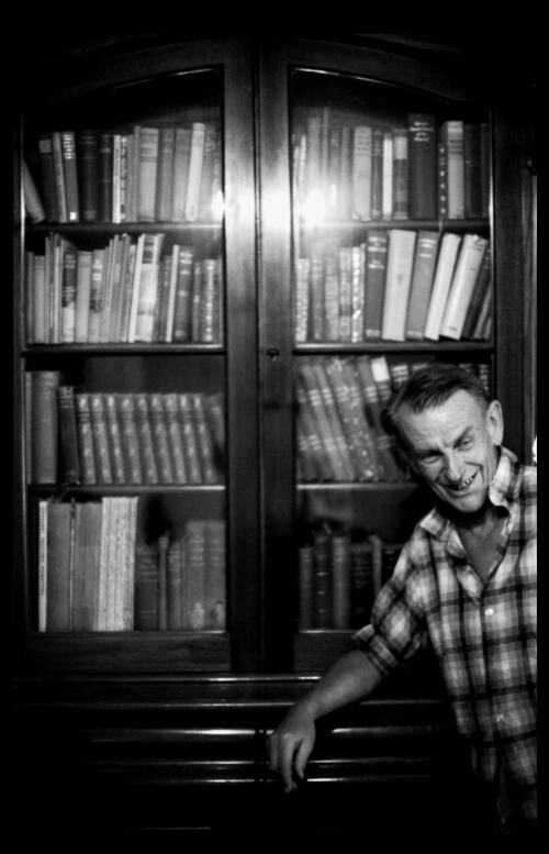 Australian poet Ian Mudie, 1963 [picture] / Robert McFarlane