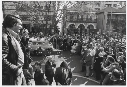Unionist Joe Owen addressing crowds at the state funeral of Mick Fowler, Kings Cross, Sydney, 1979 / Robert McFarlane