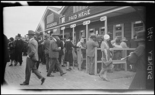 Men and women at the betting windows of Randwick Racecourse, Sydney, 1 April 1929
