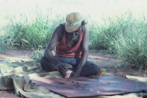 Portrait of Charlie Tarawa Tjungarrayi painting, Papunya Tula, Northern Territory, 1981 [transparency] / Andrew Crocker