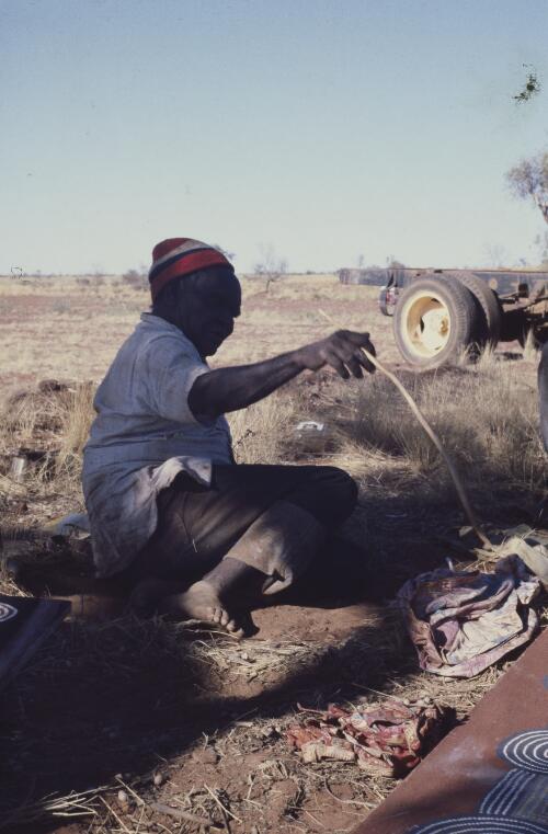 Portrait of an Aboriginal artist, Papunya Tula, Northern Territory, 1981, 2 [transparency] / Andrew Crocker