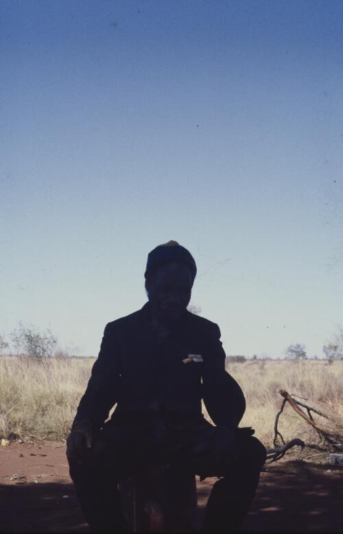 Portrait of an Aboriginal artist, Papunya Tula, Northern Territory, 1981, 4 [transparency] / Andrew Crocker