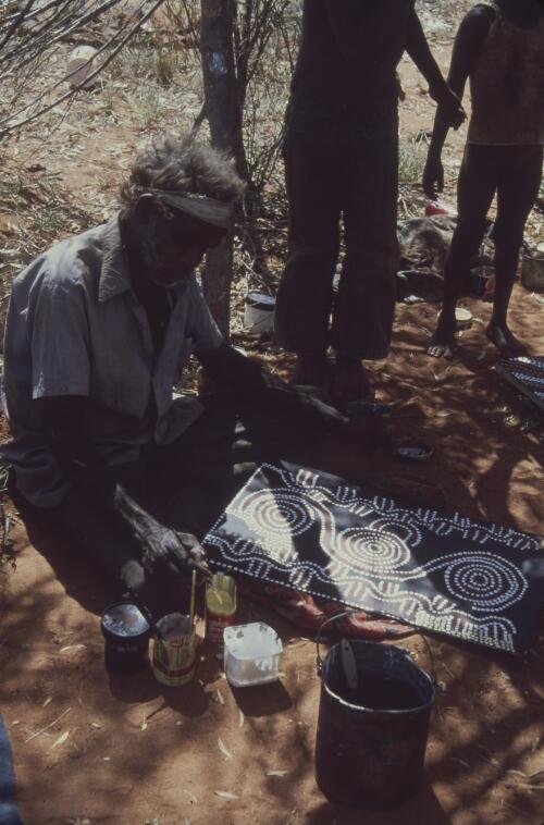Aboriginal artist painting, Papunya Tula, Northern Territory, 1981, 2 [transparency] / Andrew Crocker