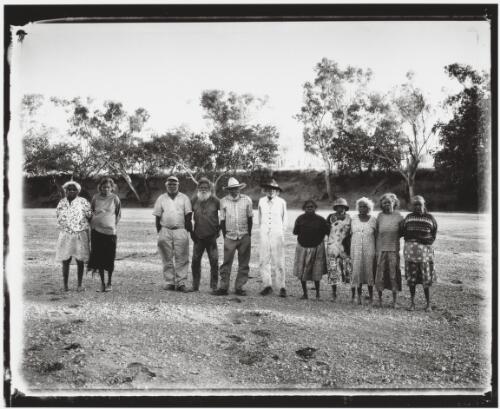 Group of artists, Ngurrara Native Title claimants, Fitzroy Crossing, Western Australia, 2003 / Stephen Dupont