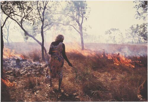 The artist Gertie Huddlestone cleaning up country with controlled burning, Arnhem Land, 1992 / Helga Leunig