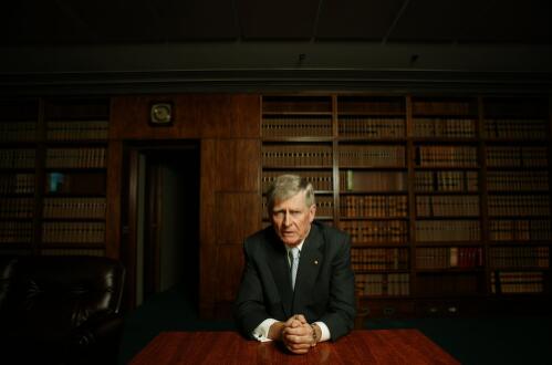 Murray Gleeson in his High Court Chambers, Canberra, 8 March 2006 / Andrew Quilty