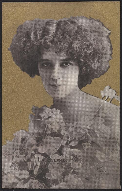American dancer Edith Lambelle Langerfeld known as La Sylphe holding a large bouquet of flowers,1907 / Talma