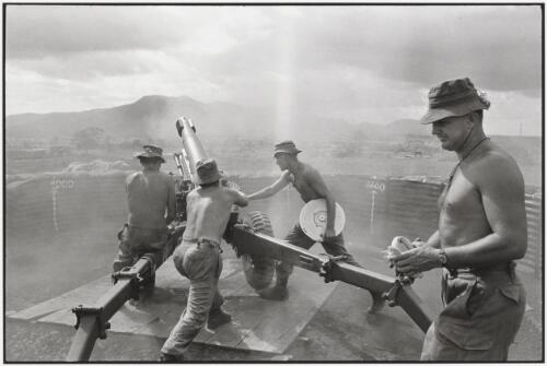 Four soldiers of the 1st Battalion, Royal Australian Regiment firing artillery from Nui Dat into the Horseshoe, Vietnam, 1966 / Tim Page