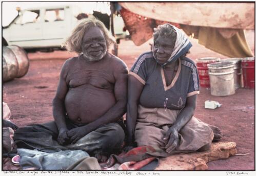 Jimija Tjungurrayi and Polly Spencer Nangala at Yuendumu, Northern Territory, 1987 / Joyce Evans