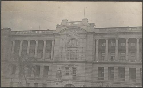 Statue of Queen Victoria in front of the Lands Administration Building, Brisbane, approximately 1916 / Carl Schiesser