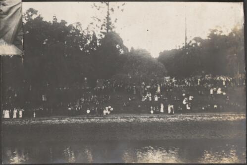 View of crowds gathered on shore taken from the Prinz Sigismund, Brisbane, approximately 1914 / Carl Schiesser