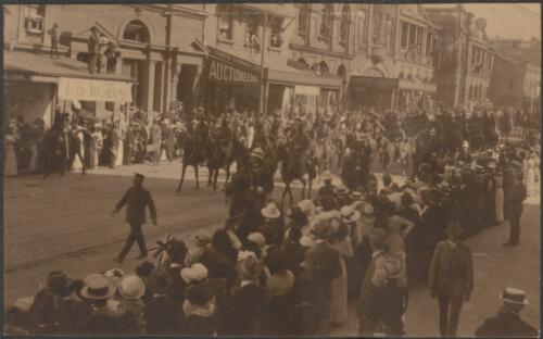 Crowds gathered watching the parade of newly enlisted Australian soldiers riding and marching down Queen Street, Brisbane, 1914, 1 / Carl Schiesser