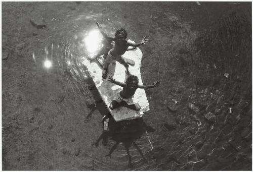 Children floating on board, Yirrkala, Northern Territory, 1989 / Mervyn Bishop
