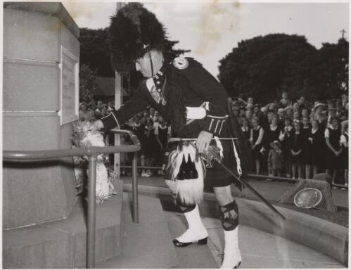 Bandmaster L H Hicks of The Black Watch Band, laying a wreath at the war memorial, Newcastle, 1951 [picture] / Newcastle Sun