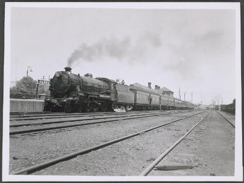 Steam locomotive 3609 with carriages at the Harden railway station, New South Wales, 15 December, 1938 [picture] / W.R.B. Johnson