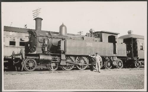 Engineer A.D. McDonald posing with steam locomotive 3140 at Richmond, 1935 [picture] / John Buckland