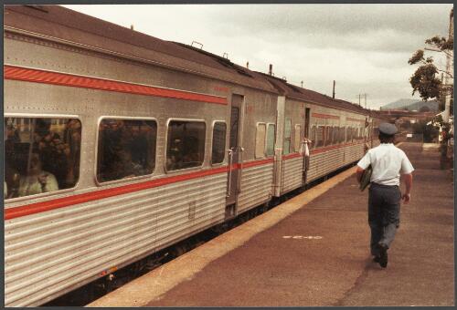 Air conditioned passenger train to Sydney at Thirroul, 26 October 1983 [picture]