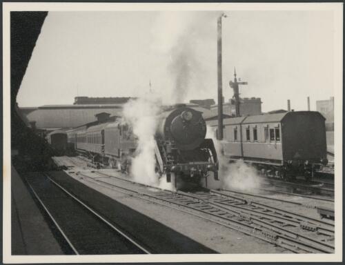 Brisbane express about to depart Central Station, Sydney 19 October 1947 [picture]
