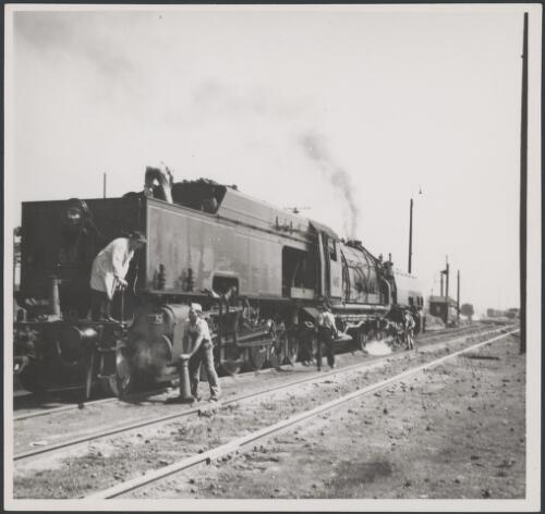 Unloading jacks off locomotive 6002 at Enfield, 01.10.1952 [picture]