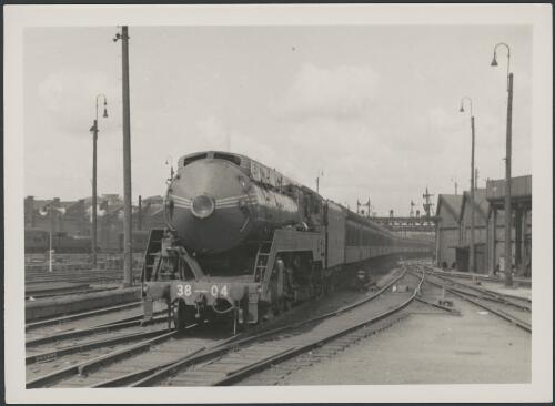 Passenger train hauled by locomotive 3804 arriving Central Station, Sydney [picture]
